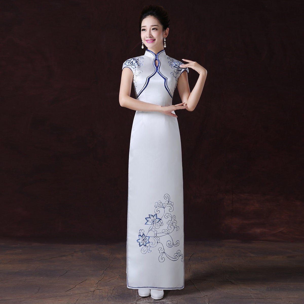奧運(yùn)旗袍禮儀服裝長款白色青花瓷服裝